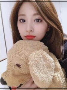 Twice ツウィがかわいい お腹やおでこほくろをチェック 寝顔や犬の人形との画像も 芸能summary